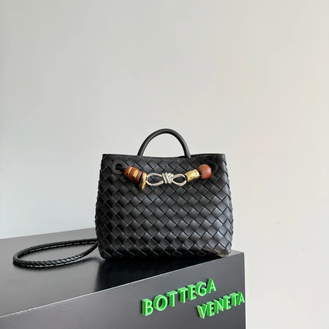 The new Andiamo batch of 3060 BV is shipped‼ ️The classic intercciato weaving process is used to create a soft bag, the metal knot is made of micro-cast aluminum using jewelry technology🪢, and the decorative beads are made of metal and hand-polished oak, allowing you to jump repeatedly between elegance and fun💃, making it unpredictable. Classic and versatile, it shows off your temperament, and the bag has a large capacity, making it very convenient for daily commuting! It has a variety of carrying methods, the shoulder straps can be adjusted by yourself, the original lambskin feels soft and delicate, and the unisex style breaks gender boundaries and brings a more practical and long-lasting use experience. The Andiamo, which has both elegant and casual styles, perfectly interprets the "fashionable old money style". Style number: 743568+wood hardware Color: black silver buckle Size: 25*22*10.5cm
